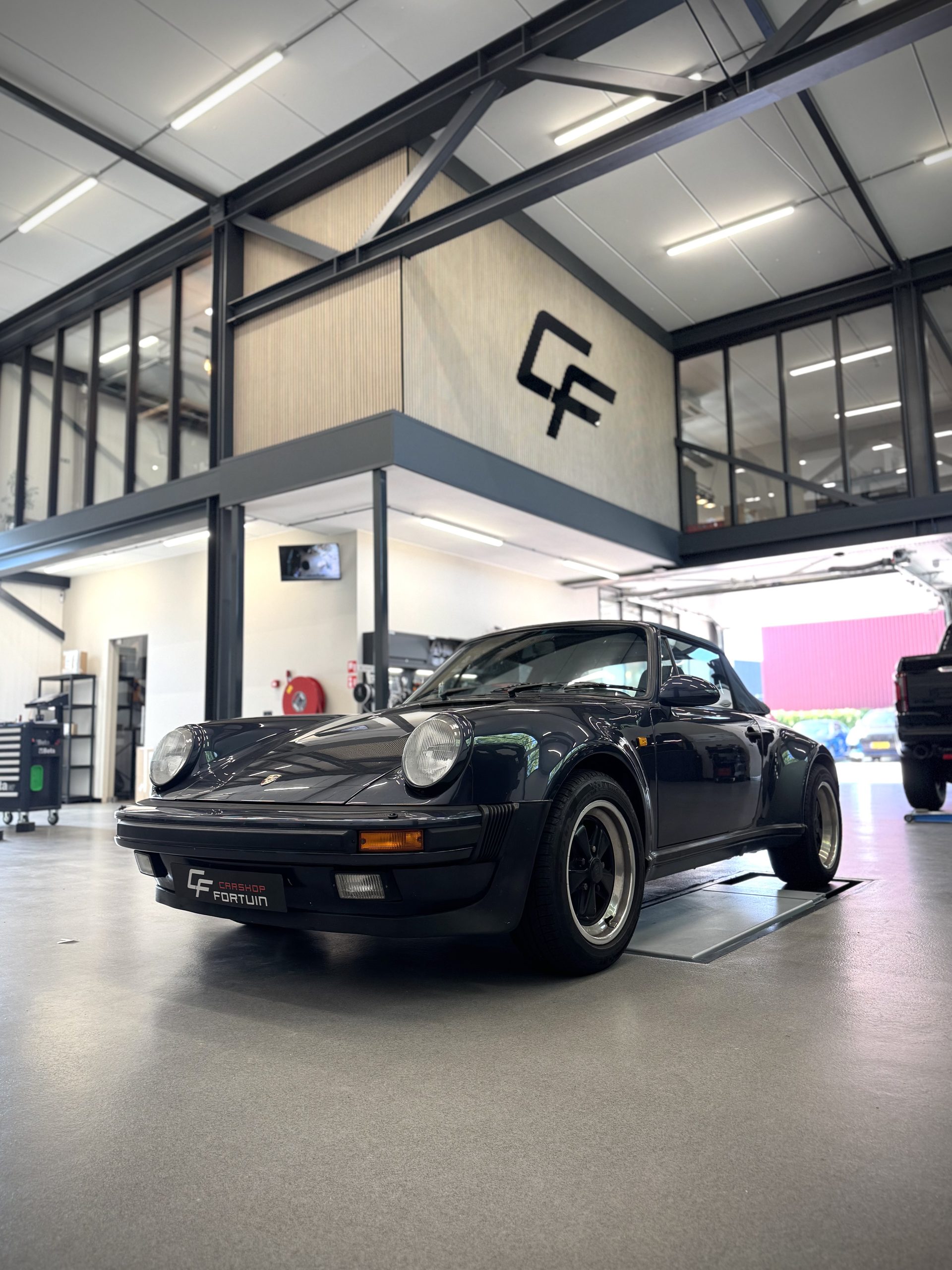 Porsche 911 Carrera Cabriolet met klassieke uitstraling en modern geluid