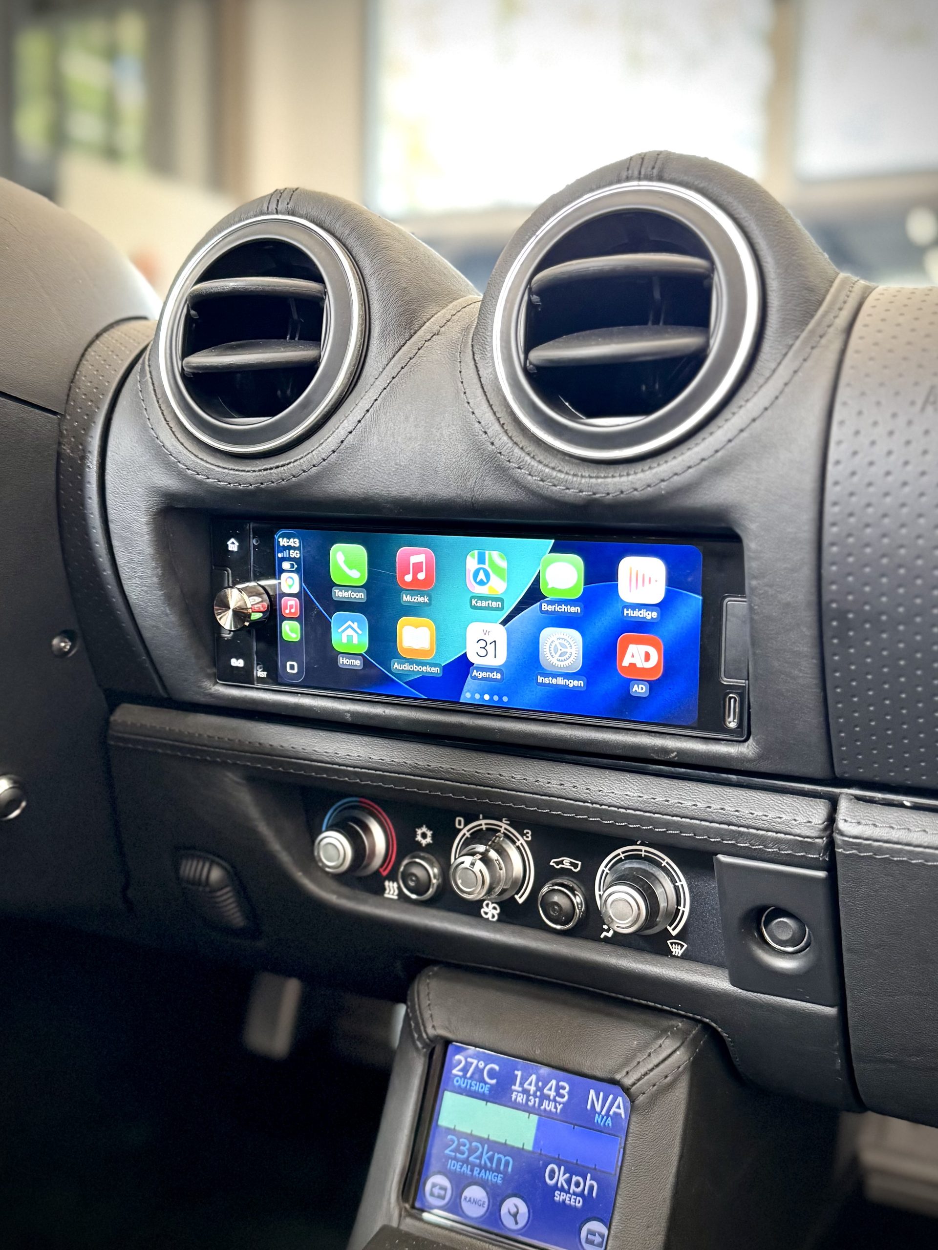 Tesla Roadster voorzien van Carplay
